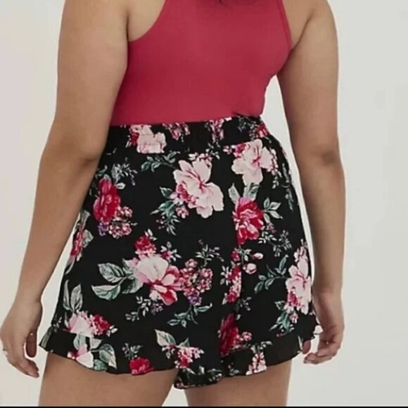 Torrid, Size 2 (2X, 18-20) 5 Inch Gauze High-Rise Short, Black with Pink Floral - Picture 12 of 13